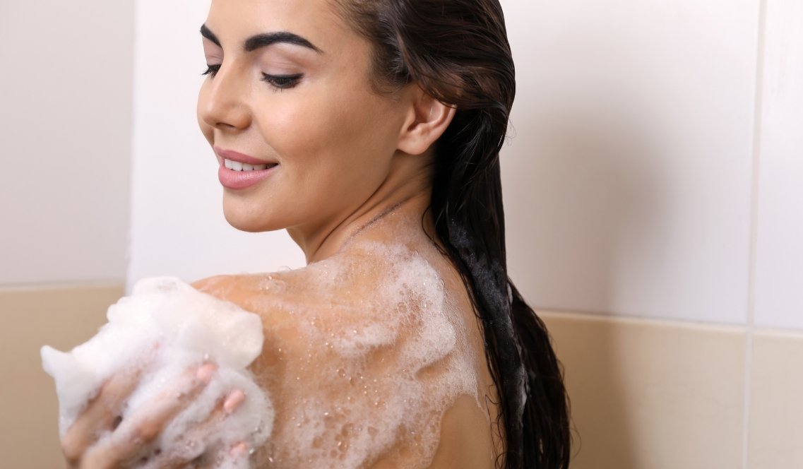 Proteggi la tua pelle anche sotto la doccia: l’importanza di idratarla dopo il sole