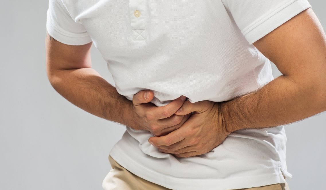 Disbiosi estiva: perché i cambi di fuso orario, cibo e acqua alterano l'intestino e come rimediare